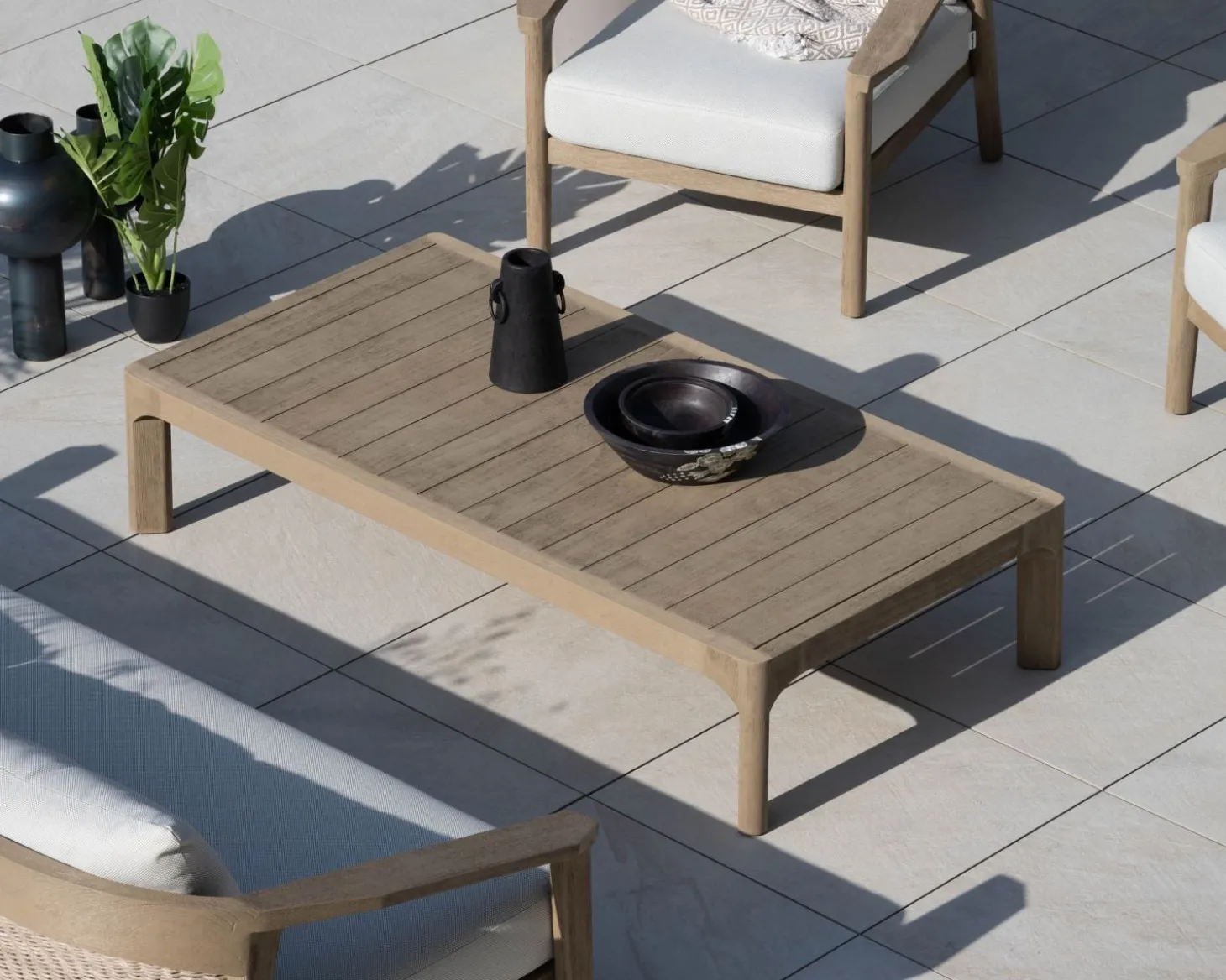 Table basse spécial extérieur design épuré en teck finition naturelle sablée "Vérone"