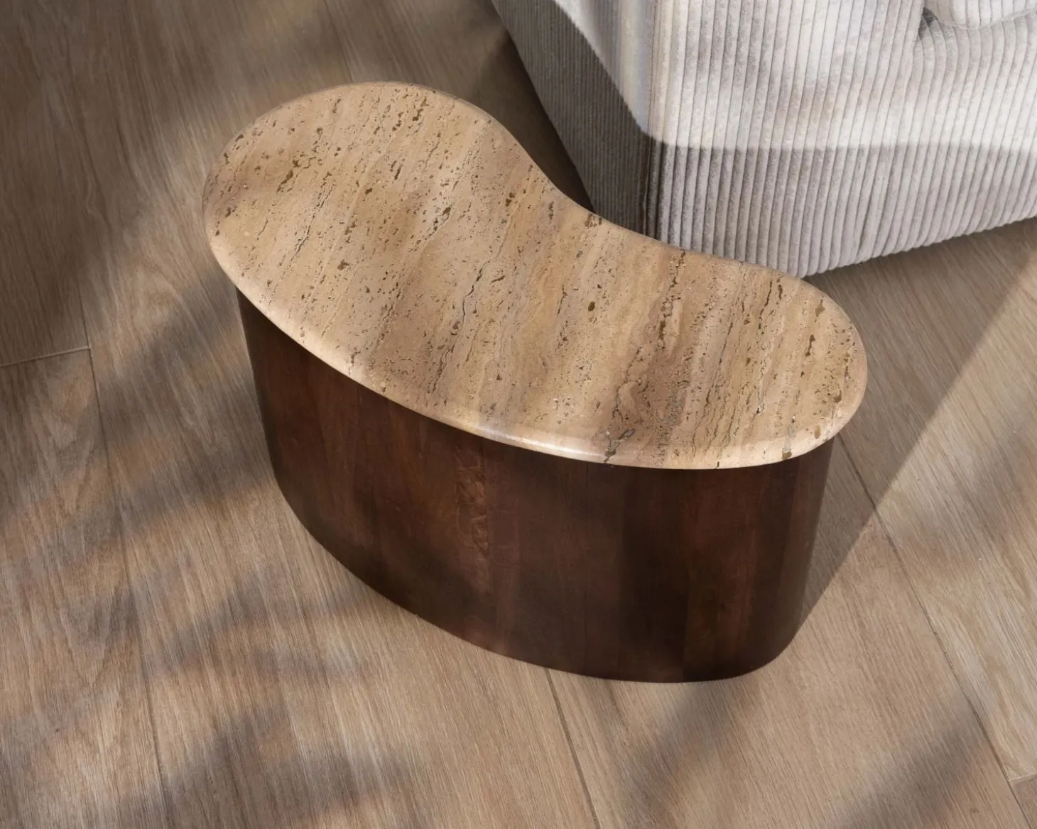 Table d'appoint design en travertin et manguier "Archipel" forme naturelle