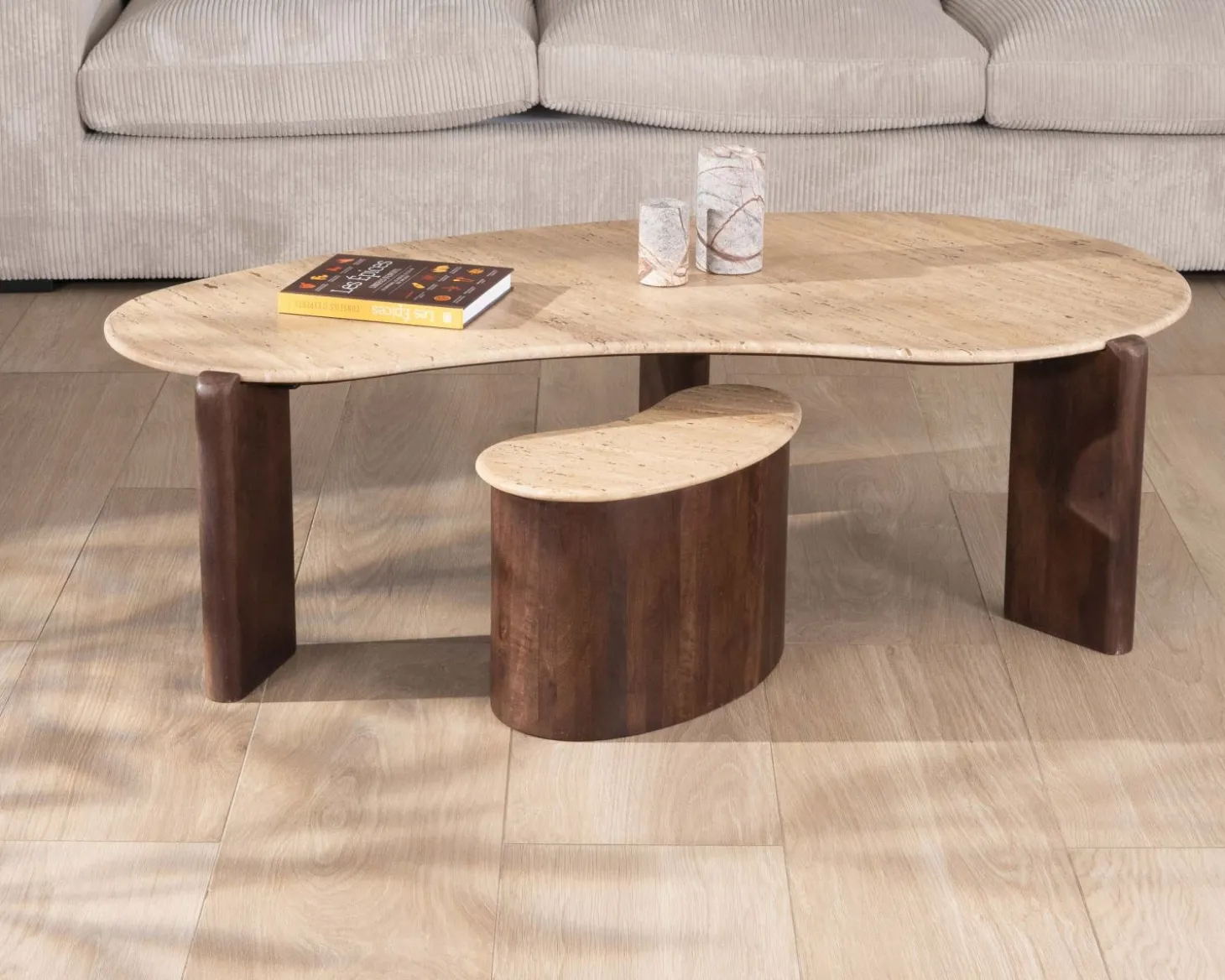 Table d'appoint design en travertin et manguier "Archipel" forme naturelle