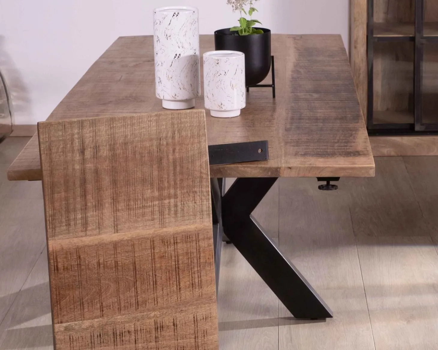 Table de repas extensible 180-260cm pied étoile bois métal "Caractère"