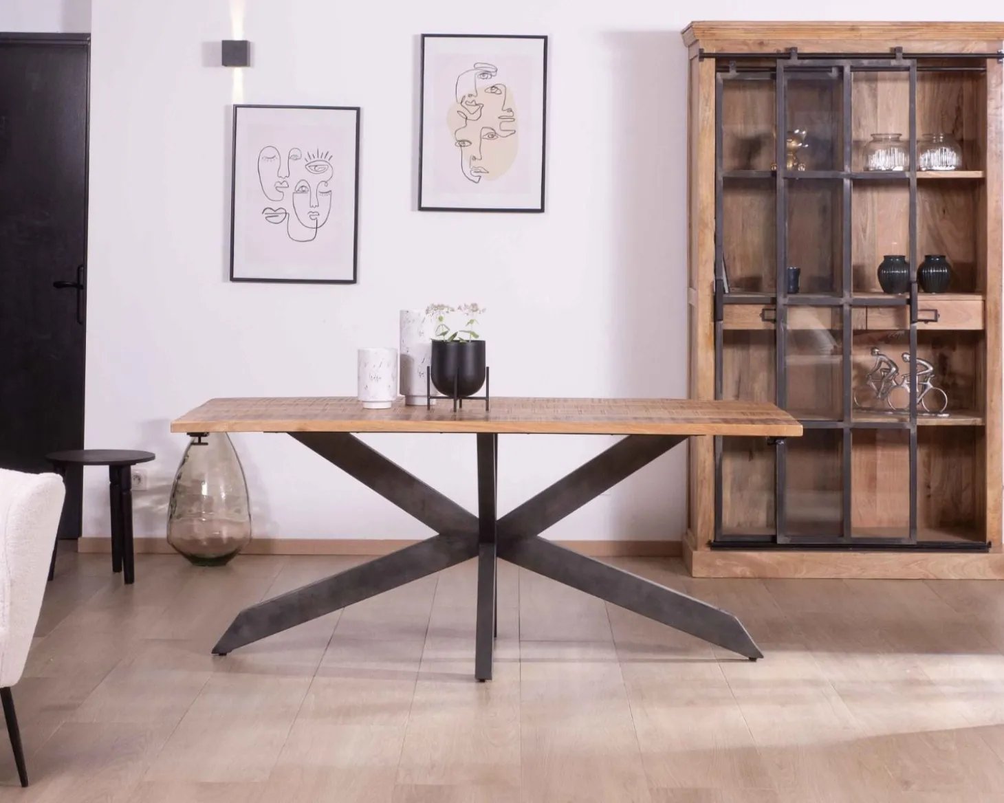 Table de repas extensible 180-260cm pied étoile bois métal "Caractère"