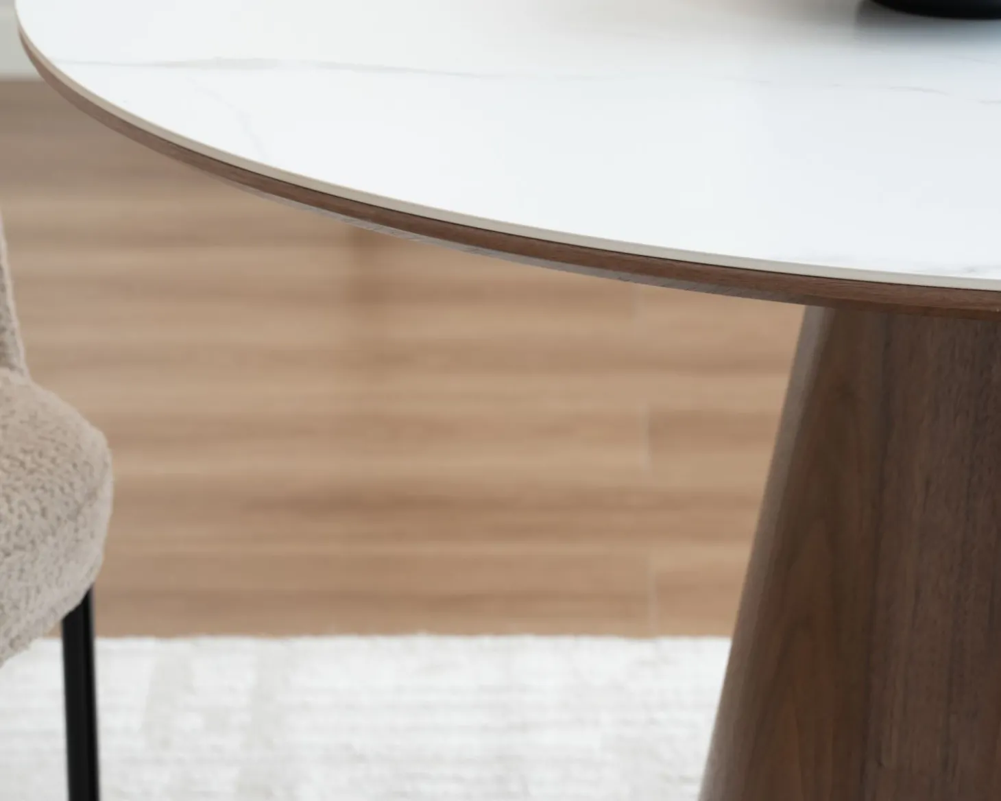 Table de repas ronde 120 cm plateau céramique blanc effet marbre "Oria" piètement aspect noyer