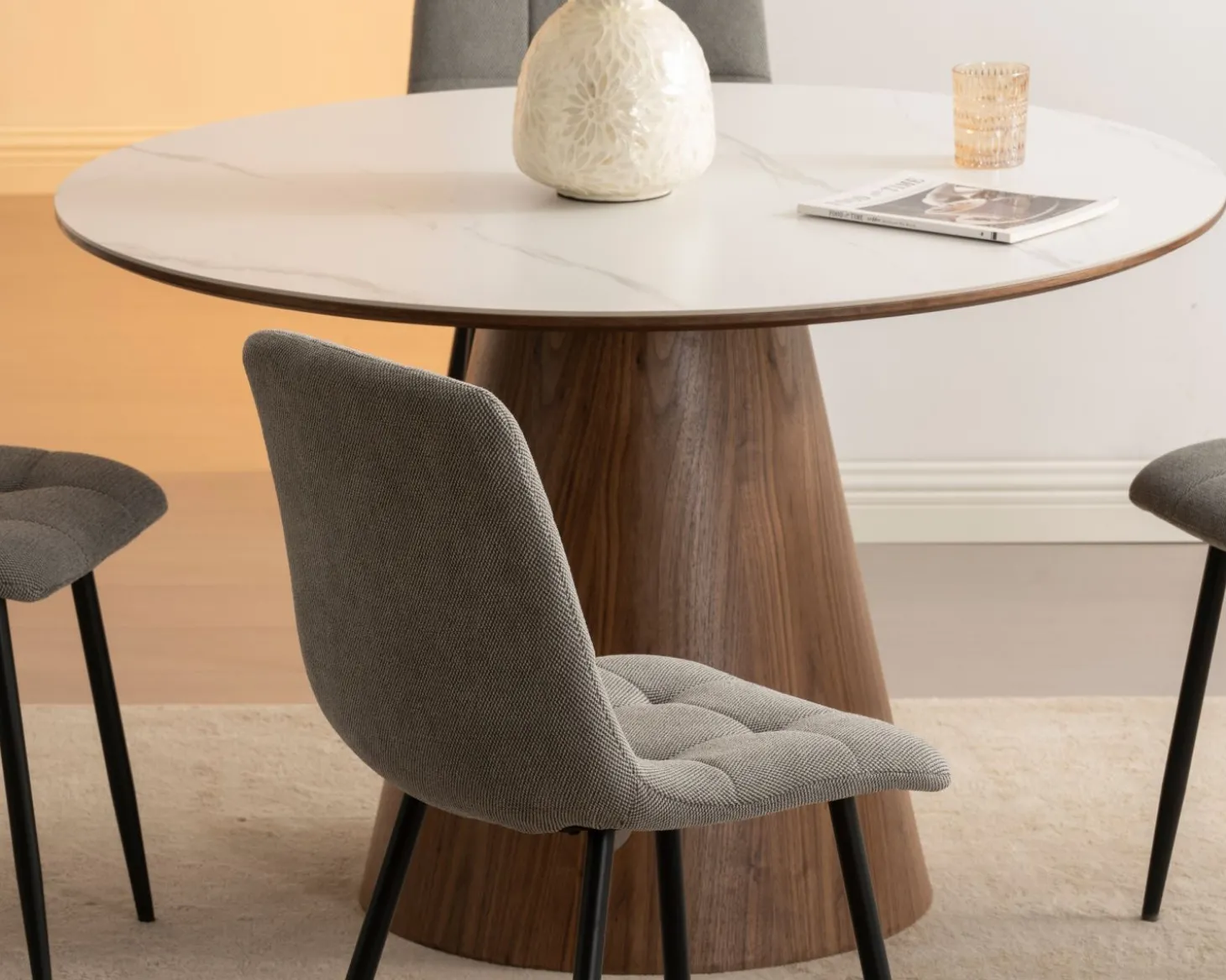 Table de repas ronde 120 cm plateau céramique blanc effet marbre "Oria" piètement aspect noyer