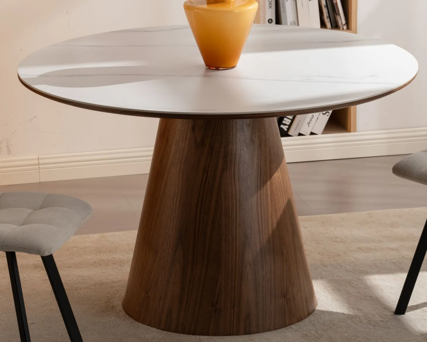 Table de repas ronde 120 cm plateau céramique blanc effet marbre "Oria" piètement aspect noyer