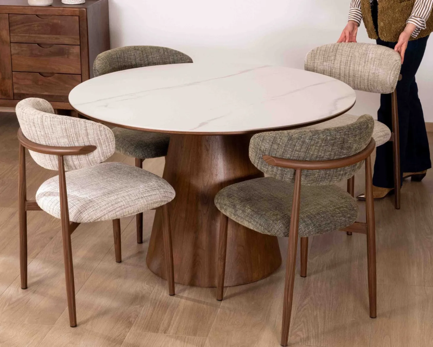 Table de repas ronde 120 cm plateau céramique blanc effet marbre "Oria" piètement aspect noyer