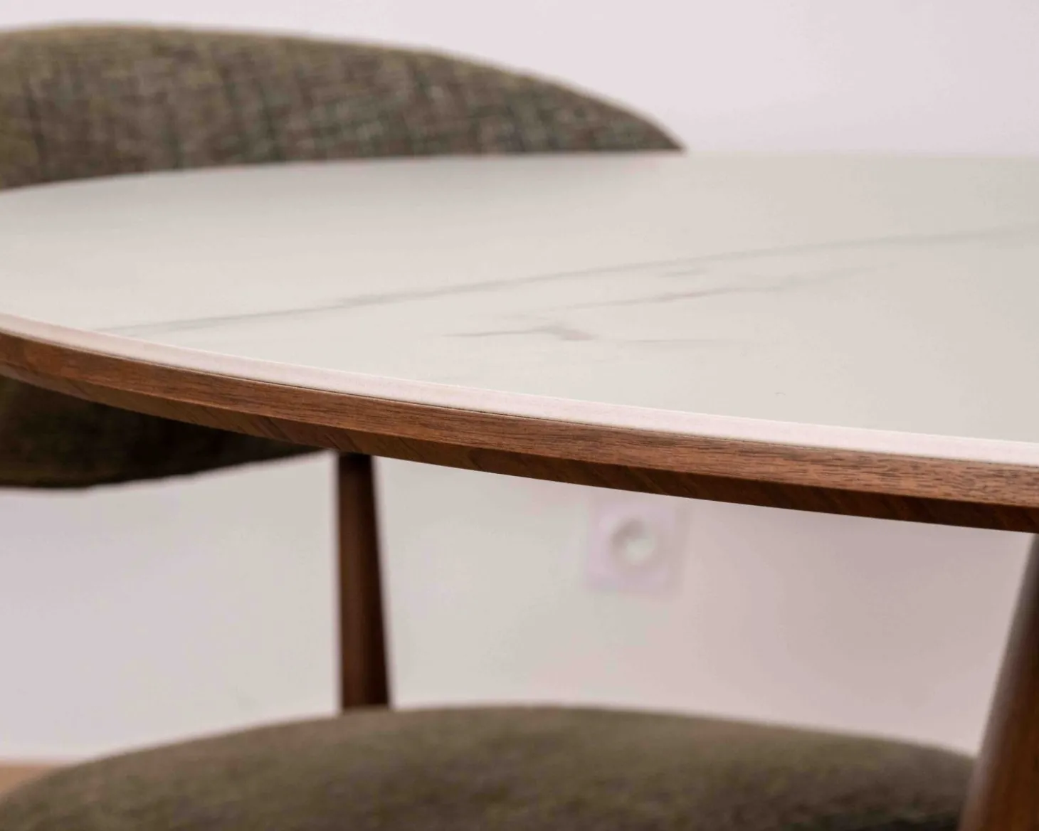 Table de repas ronde 120 cm plateau céramique blanc effet marbre "Oria" piètement aspect noyer