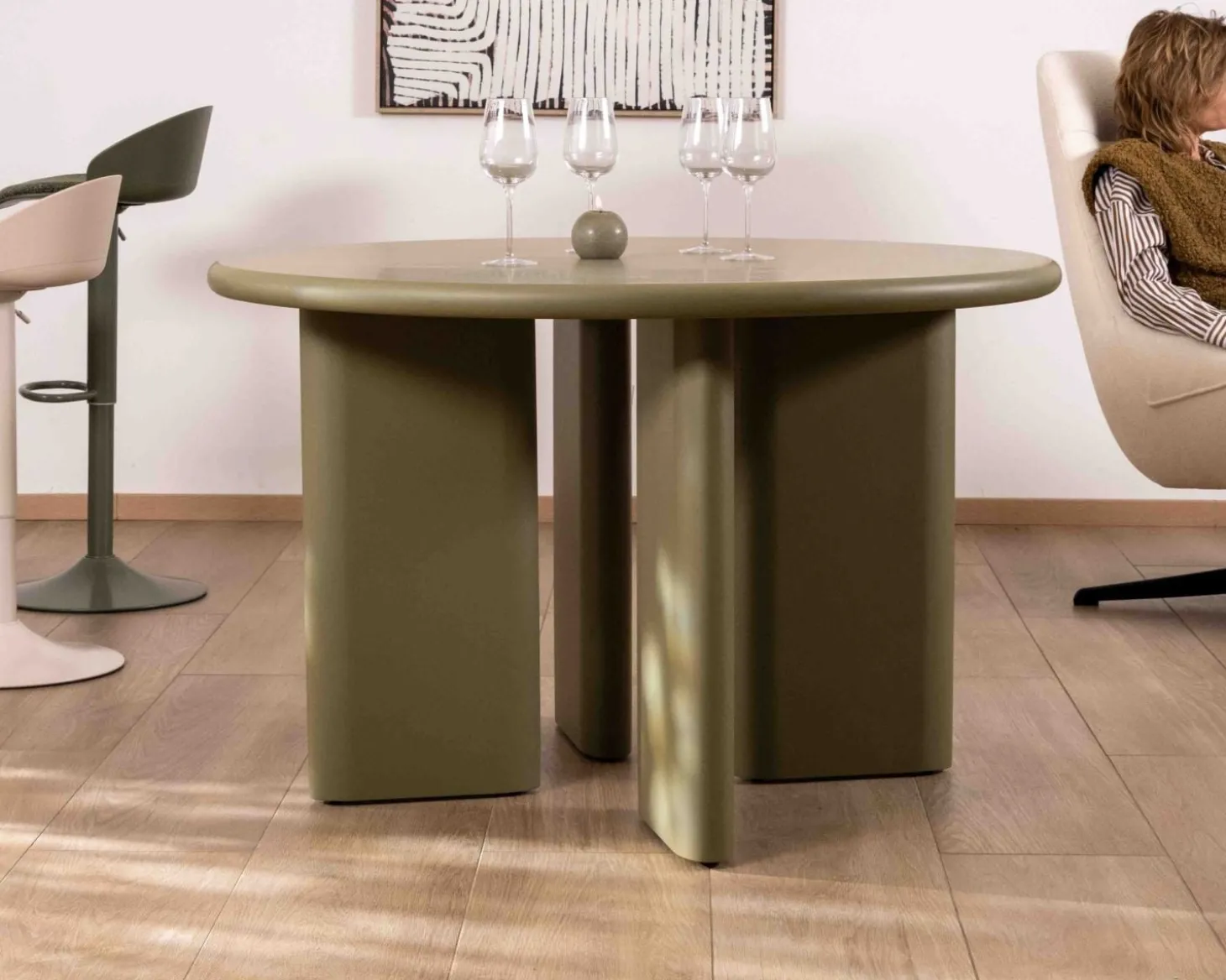 Table de repas ronde coloris vert sauge "Odyna" 120 cm piètement sculptural