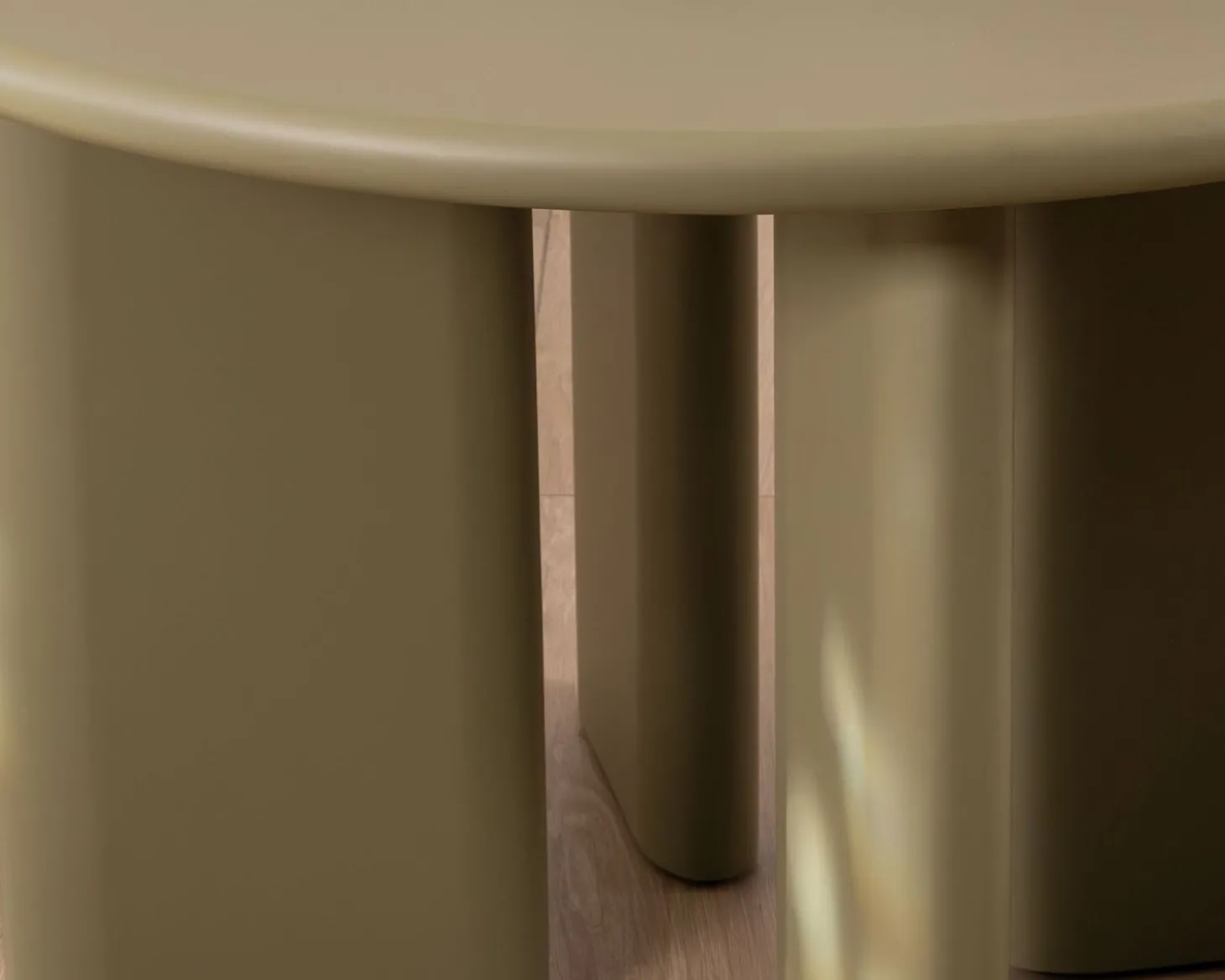 Table de repas ronde coloris vert sauge "Odyna" 120 cm piètement sculptural