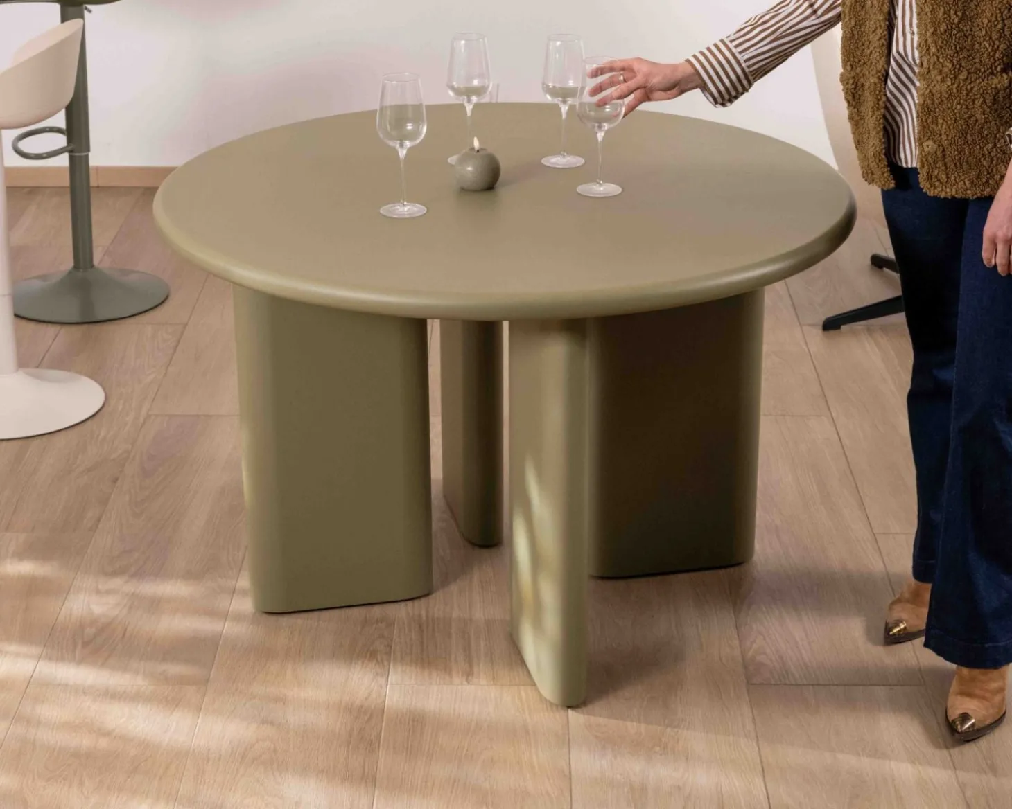 Table de repas ronde coloris vert sauge "Odyna" 120 cm piètement sculptural