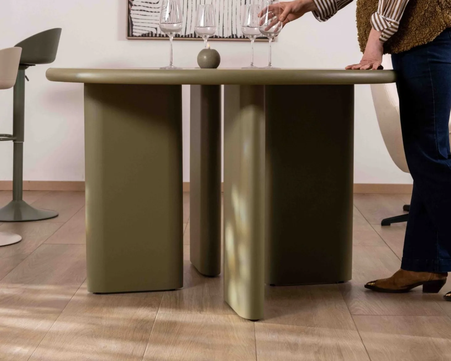 Table de repas ronde coloris vert sauge "Odyna" 120 cm piètement sculptural