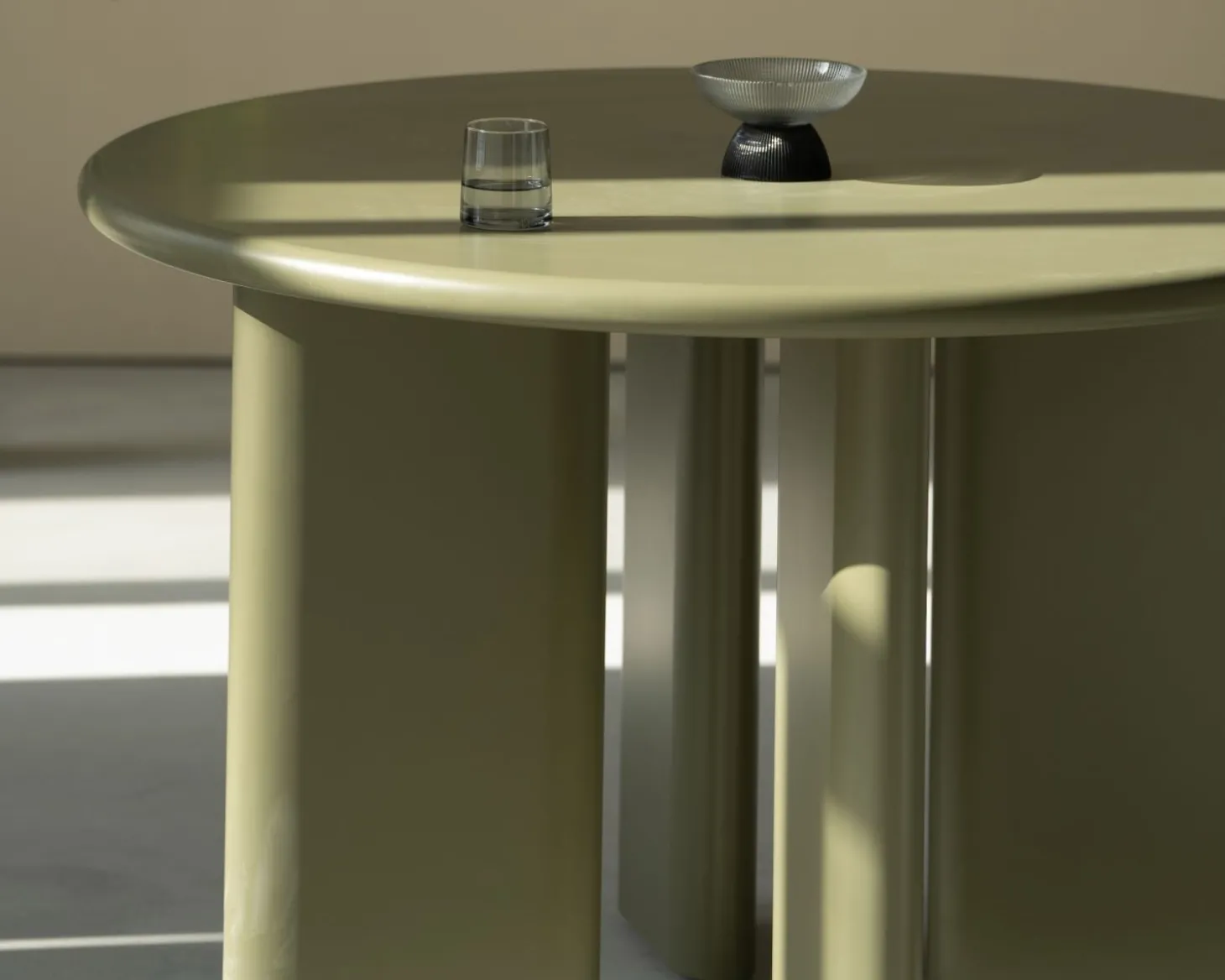 Table de repas ronde coloris vert sauge "Odyna" 120 cm piètement sculptural