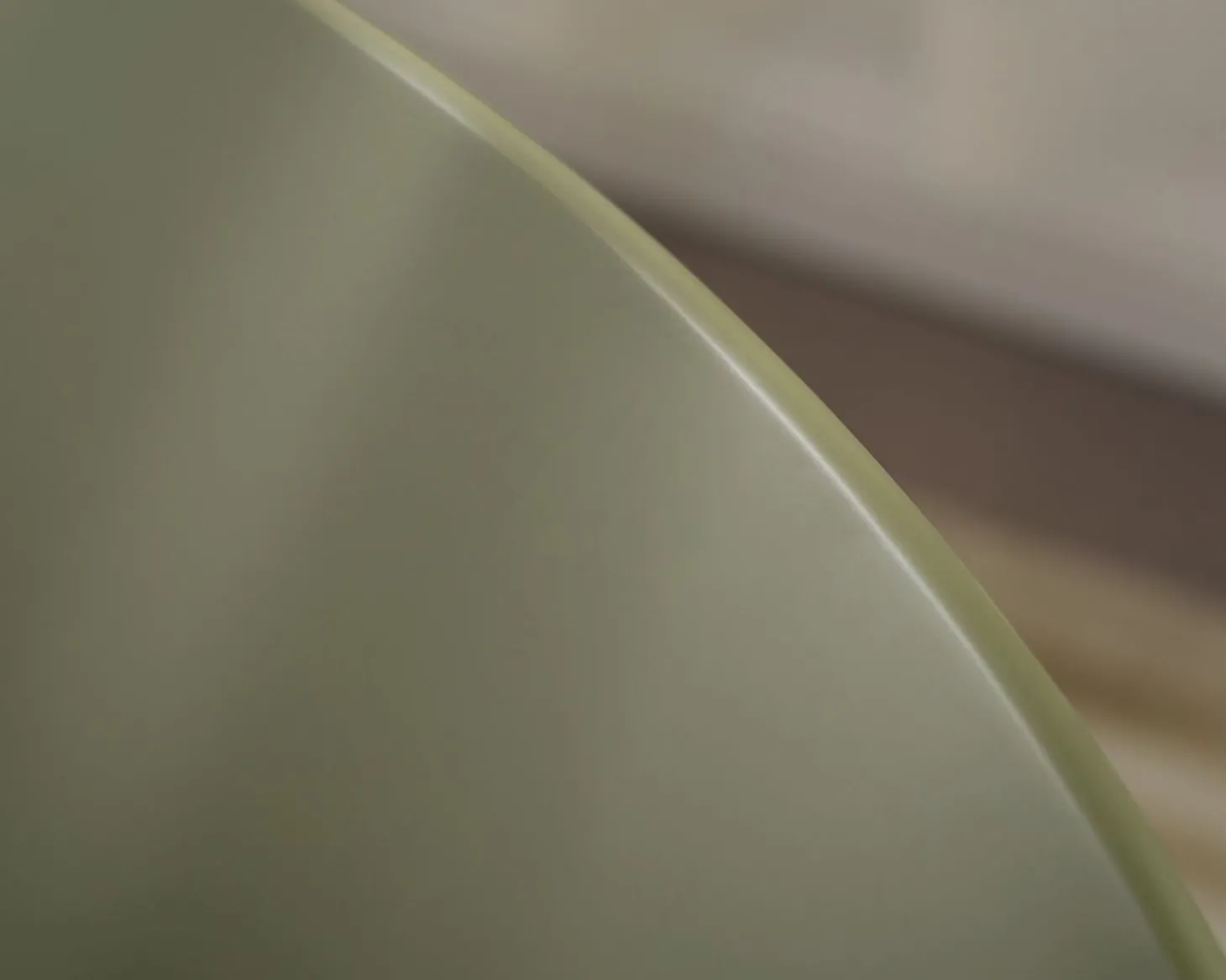 Table de repas ronde coloris vert sauge "Odyna" 120 cm piètement sculptural