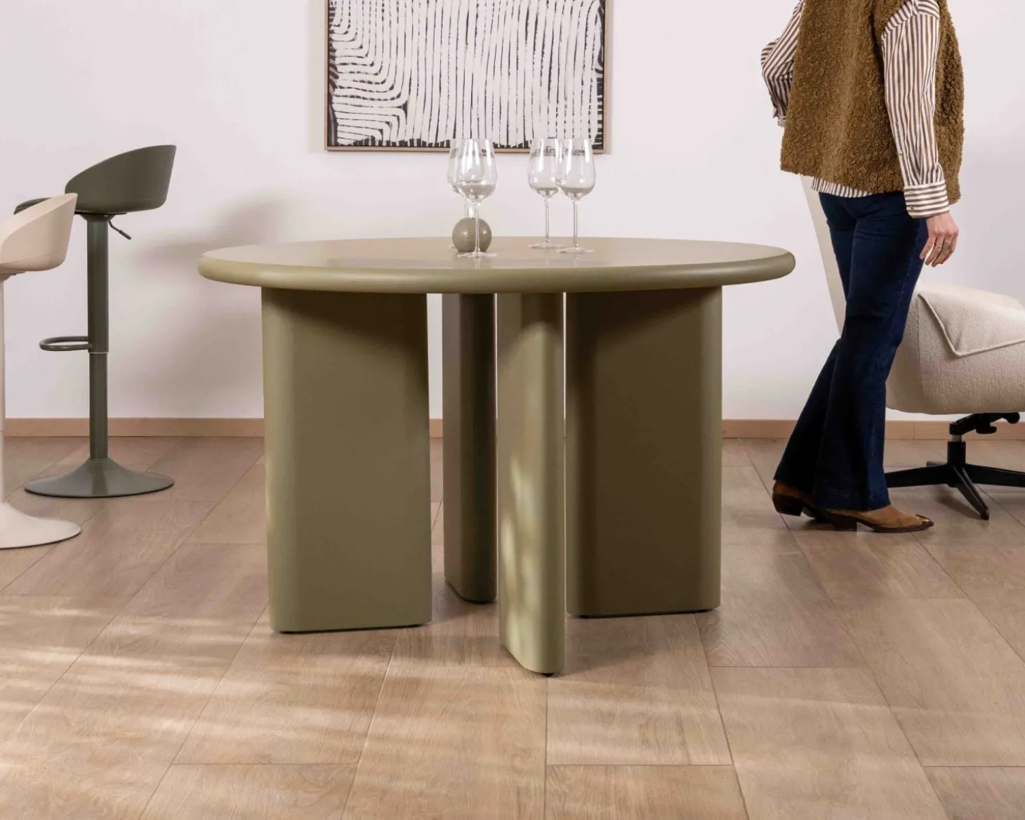 Table de repas ronde coloris vert sauge "Odyna" 120 cm piètement sculptural