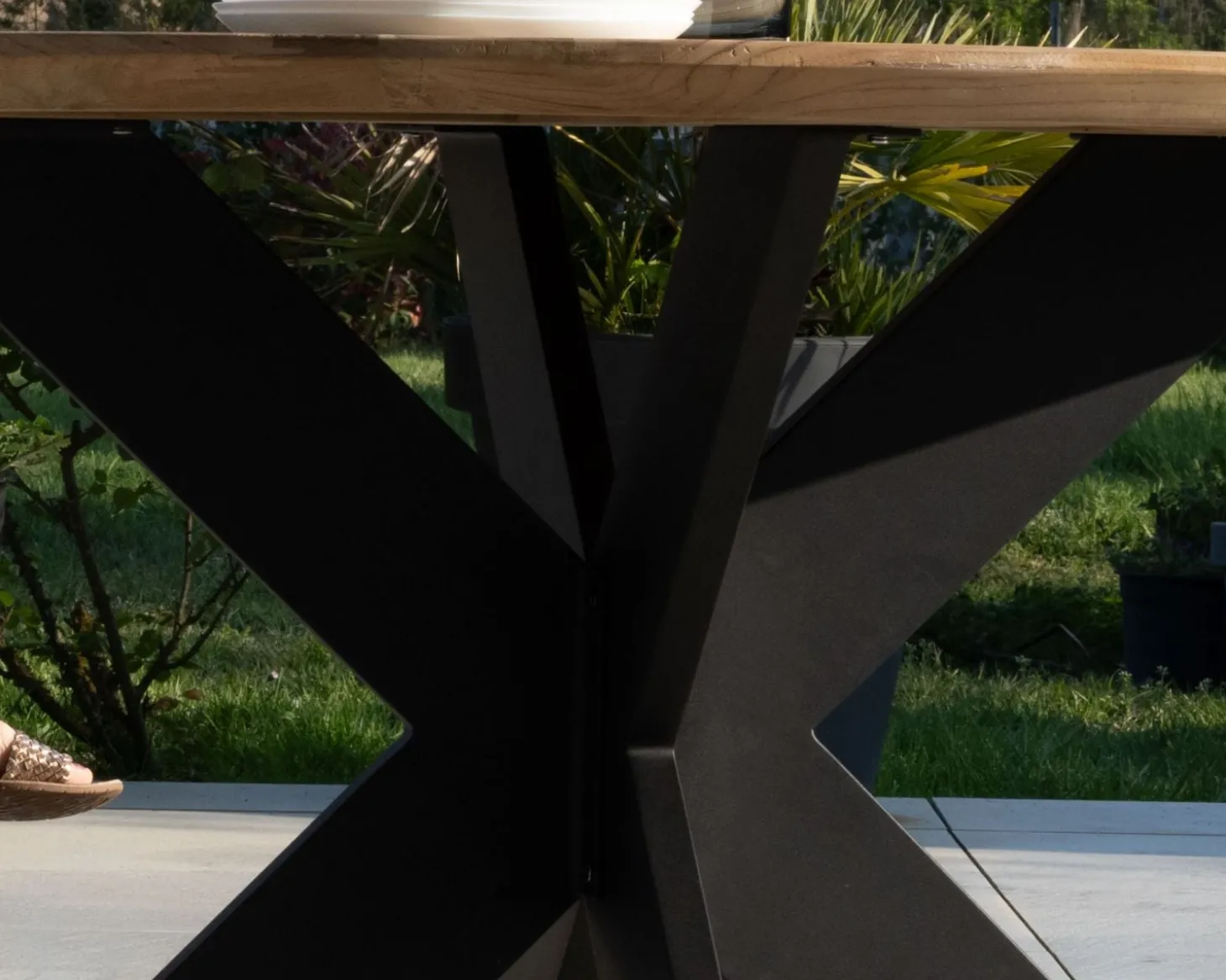 Table de repas ronde pour extérieur en teck et aluminium "Ozone" 130 cm