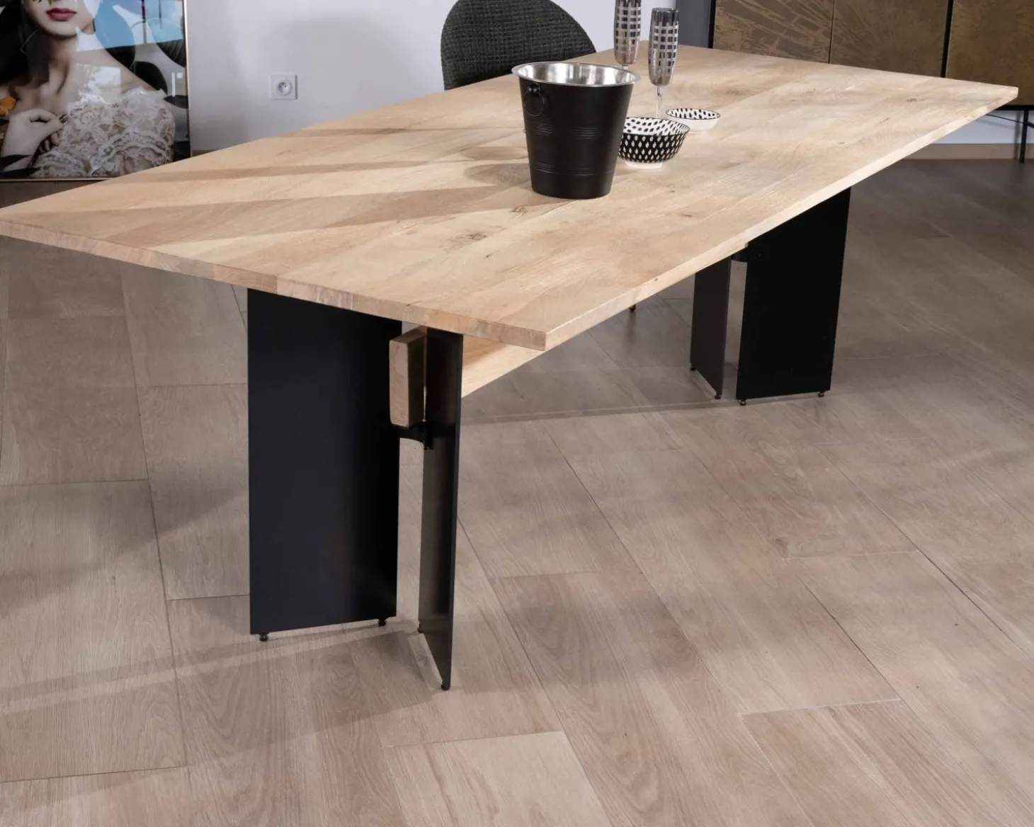 Table de salle à manger manguier massif 240cm piètement design bois et métal noir "Saturne coeval"