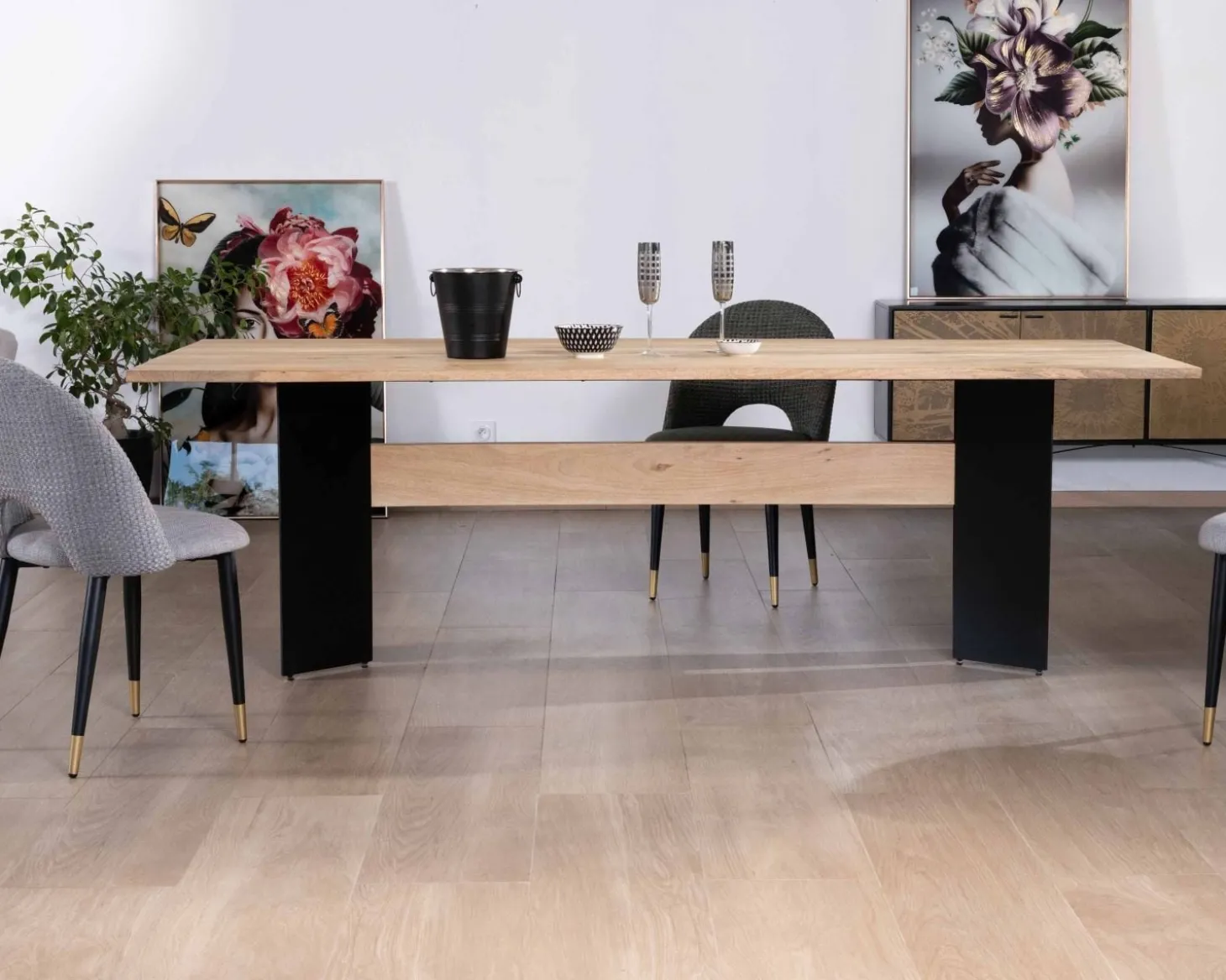 Table de salle à manger manguier massif 240cm piètement design bois et métal noir "Saturne coeval"