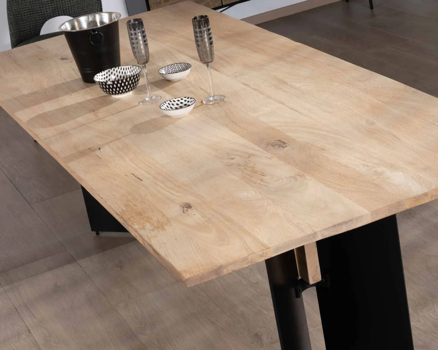 Table de salle à manger manguier massif 240cm piètement design bois et métal noir "Saturne coeval"