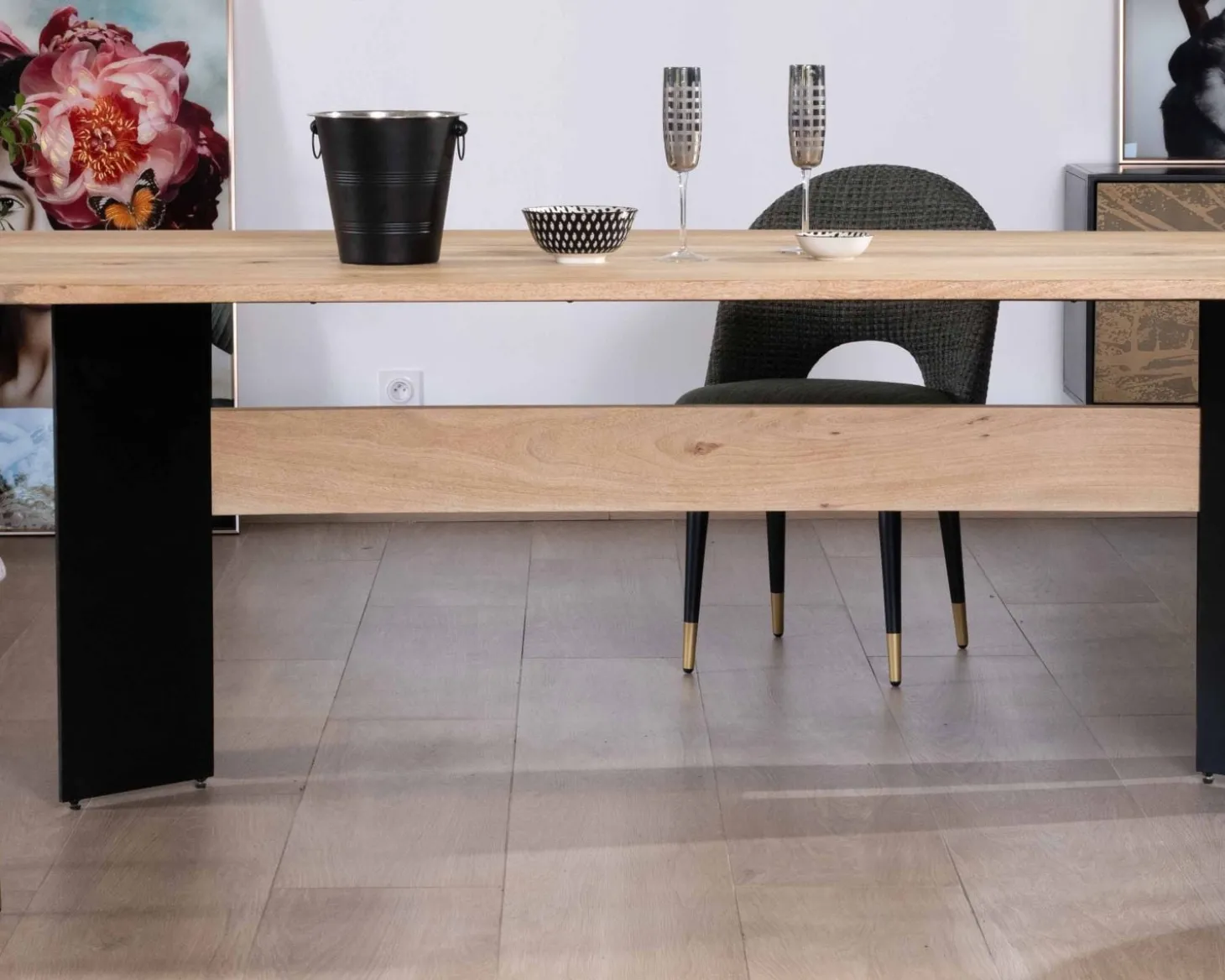 Table de salle à manger manguier massif 240cm piètement design bois et métal noir "Saturne coeval"