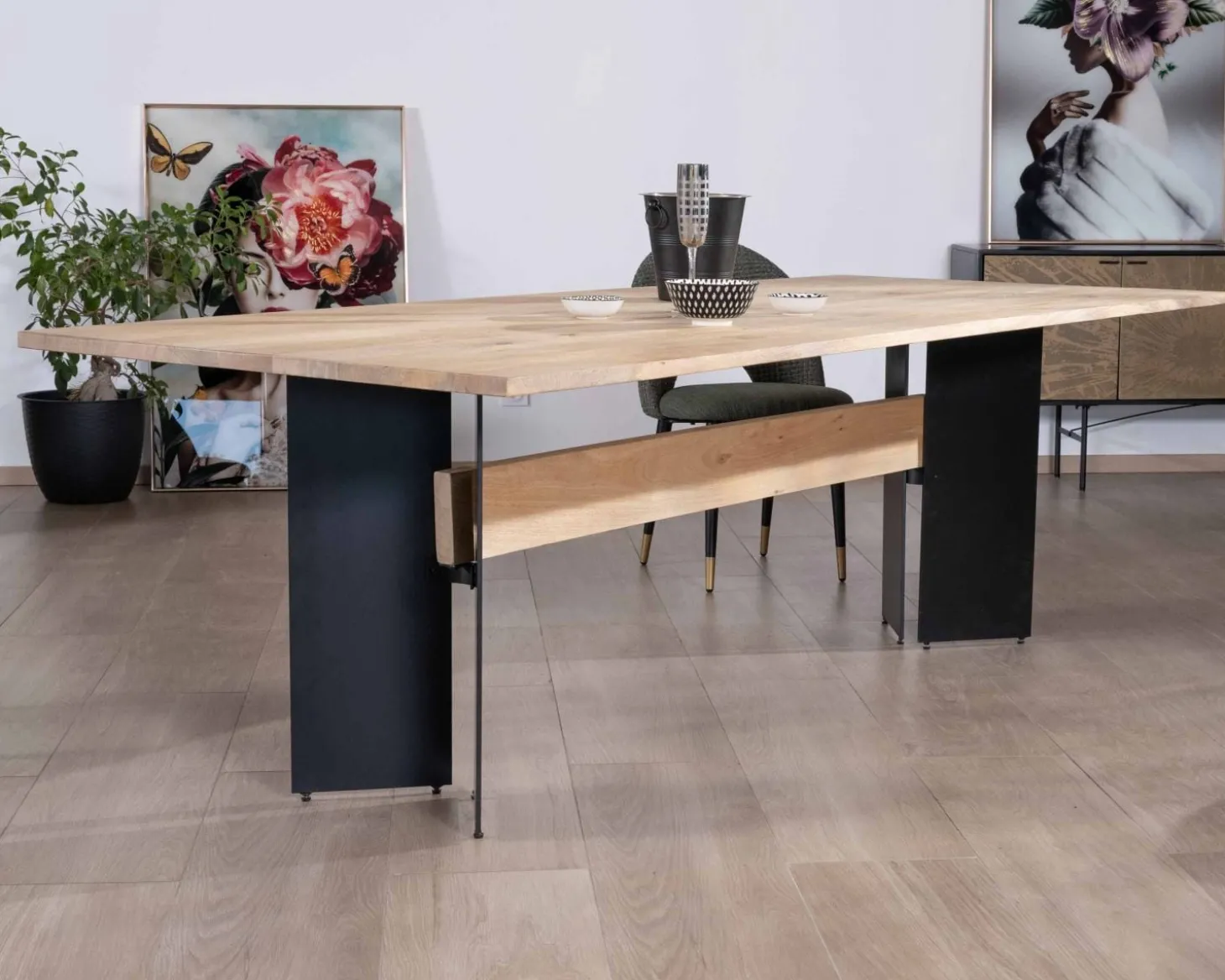 Table de salle à manger manguier massif 240cm piètement design bois et métal noir "Saturne coeval"