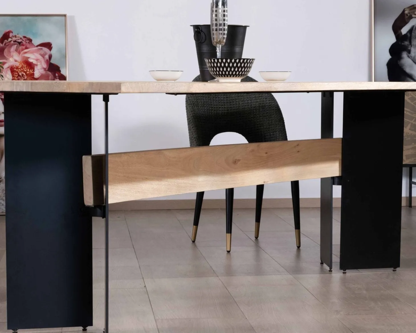 Table de salle à manger manguier massif 240cm piètement design bois et métal noir "Saturne coeval"