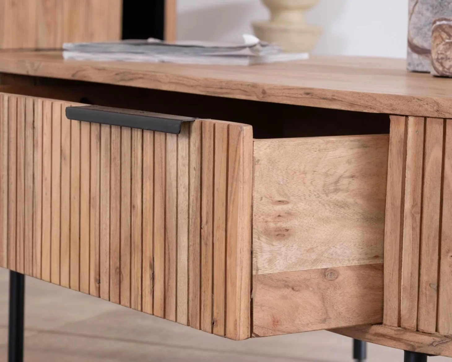 Table de salon ovale design newtro avec grand tiroir traversant "Bopee"