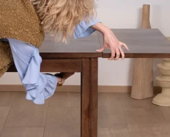 Table extensible en manguier massif teinte noyer 