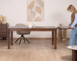 Table extensible en manguier massif teinte noyer 
