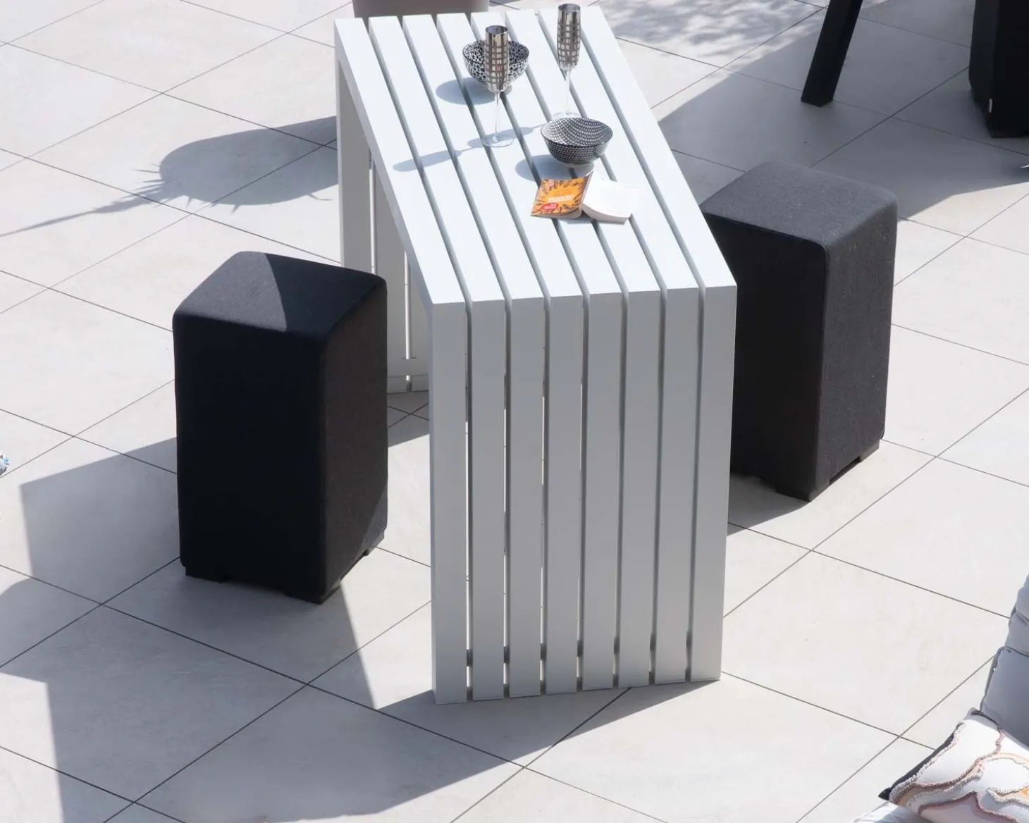 Table haute design en aluminium blanc 160cm "Java Island"