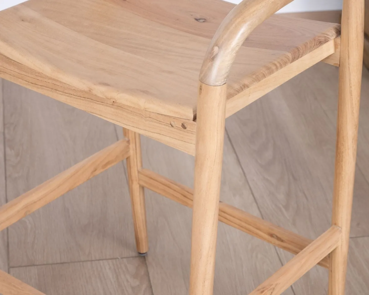 Tabouret de bar en acacia design épuré avec dosseret "Vogue"