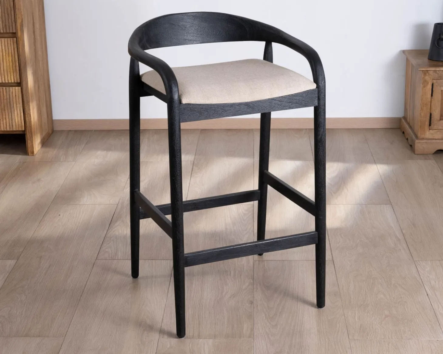 Tabouret de bar noir design avec dosseret bois et assise rembourrée "Vogue"