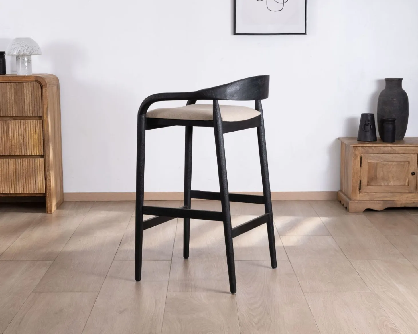 Tabouret de bar noir design avec dosseret bois et assise rembourrée "Vogue"