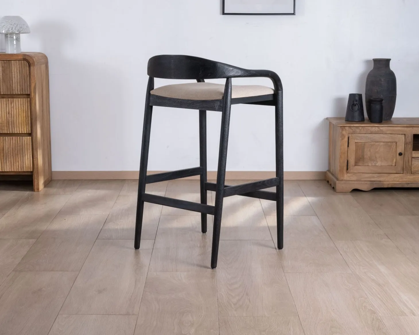 Tabouret de bar noir design avec dosseret bois et assise rembourrée "Vogue"