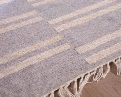 Tapis rayé bleu clair et crème 