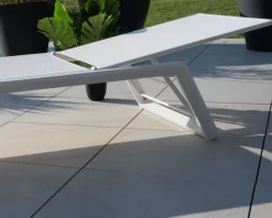Transat blanc design épuré en aluminium et textilène 