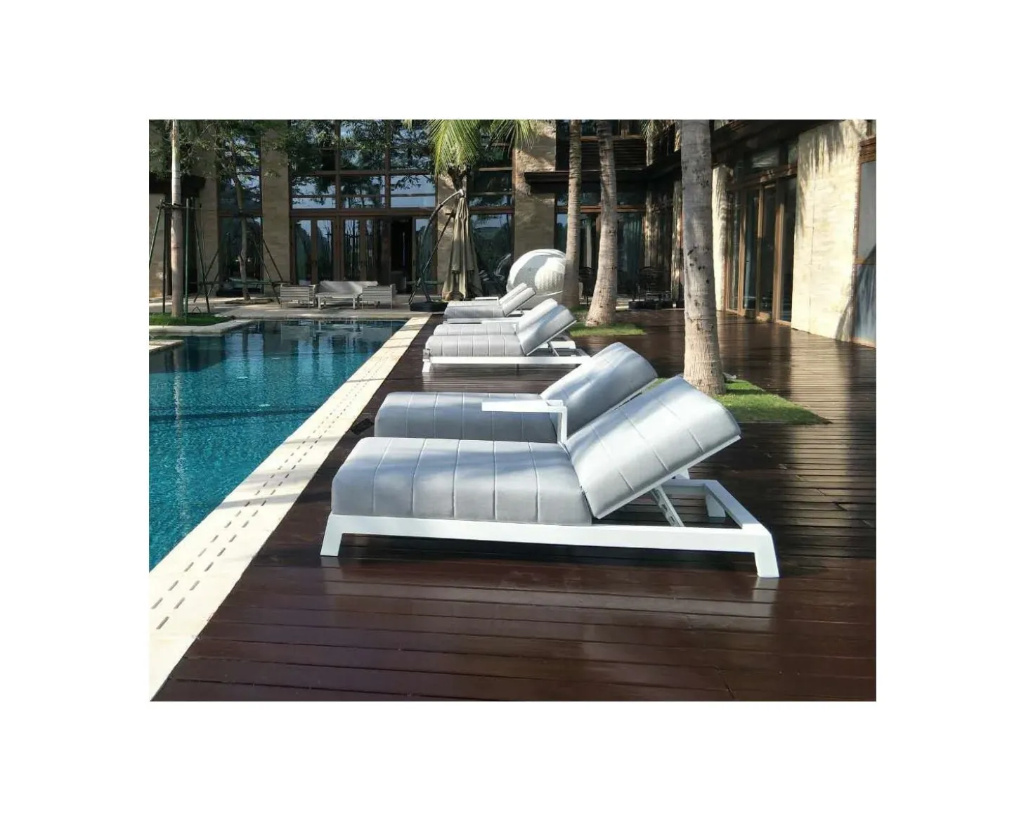 Transat matelassé en aluminium blanc et tissu gris qualité supérieure "Terrasse"
