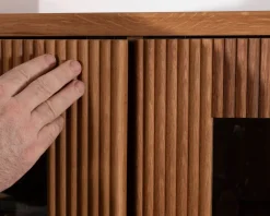 Vaisselier avec façades cannelées style rétro en chêne huilé 