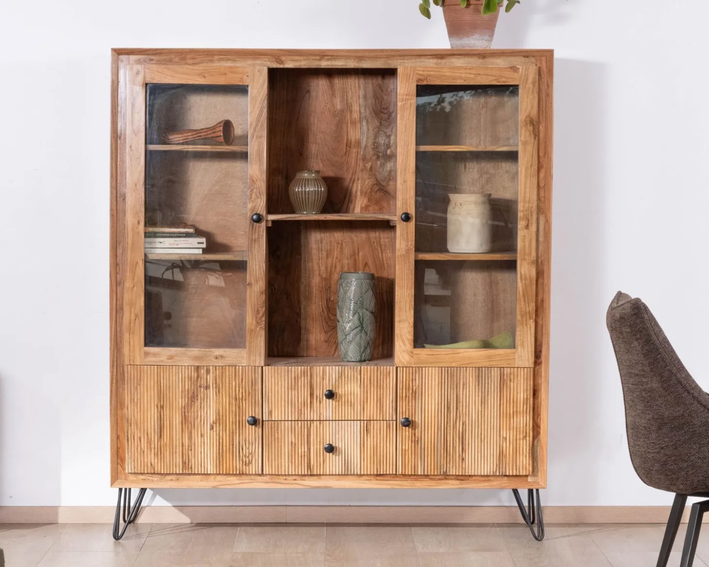 Vaisselier rétro en acacia et pieds métal "Wendy" avec façades gaufrées et portes vitrées