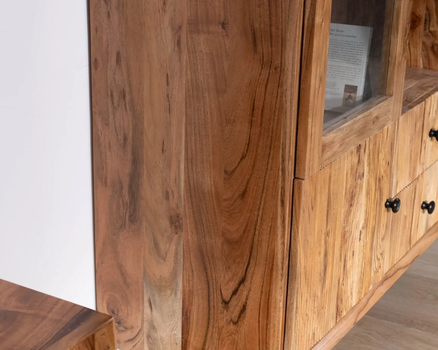 Vaisselier rétro en acacia et pieds métal "Wendy" avec façades gaufrées et portes vitrées
