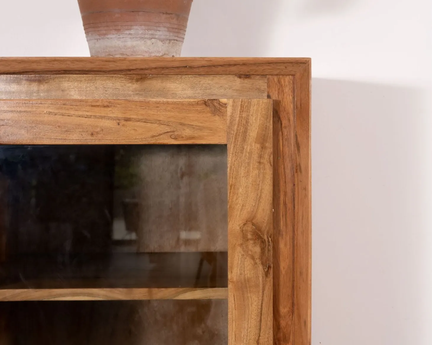 Vaisselier rétro en acacia et pieds métal "Wendy" avec façades gaufrées et portes vitrées