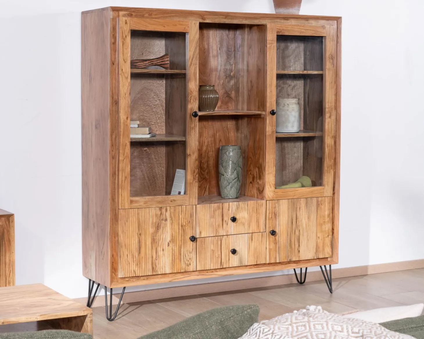 Vaisselier rétro en acacia et pieds métal "Wendy" avec façades gaufrées et portes vitrées