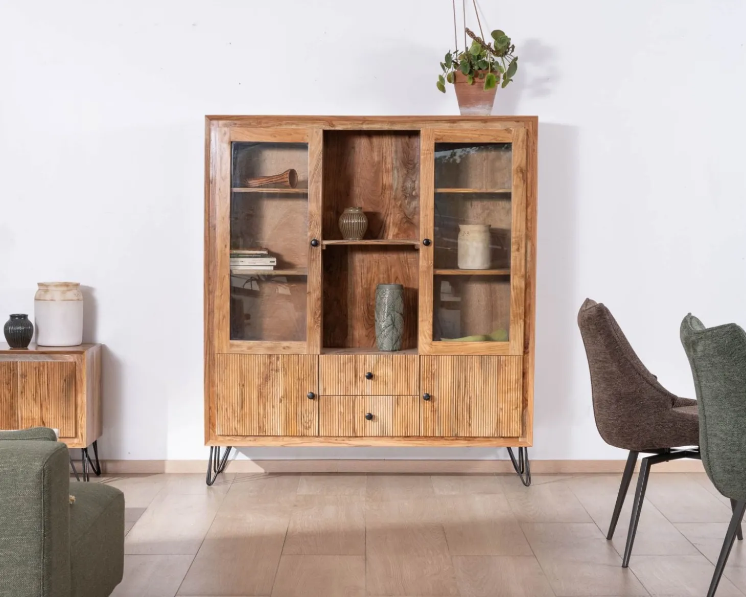 Vaisselier rétro en acacia et pieds métal "Wendy" avec façades gaufrées et portes vitrées