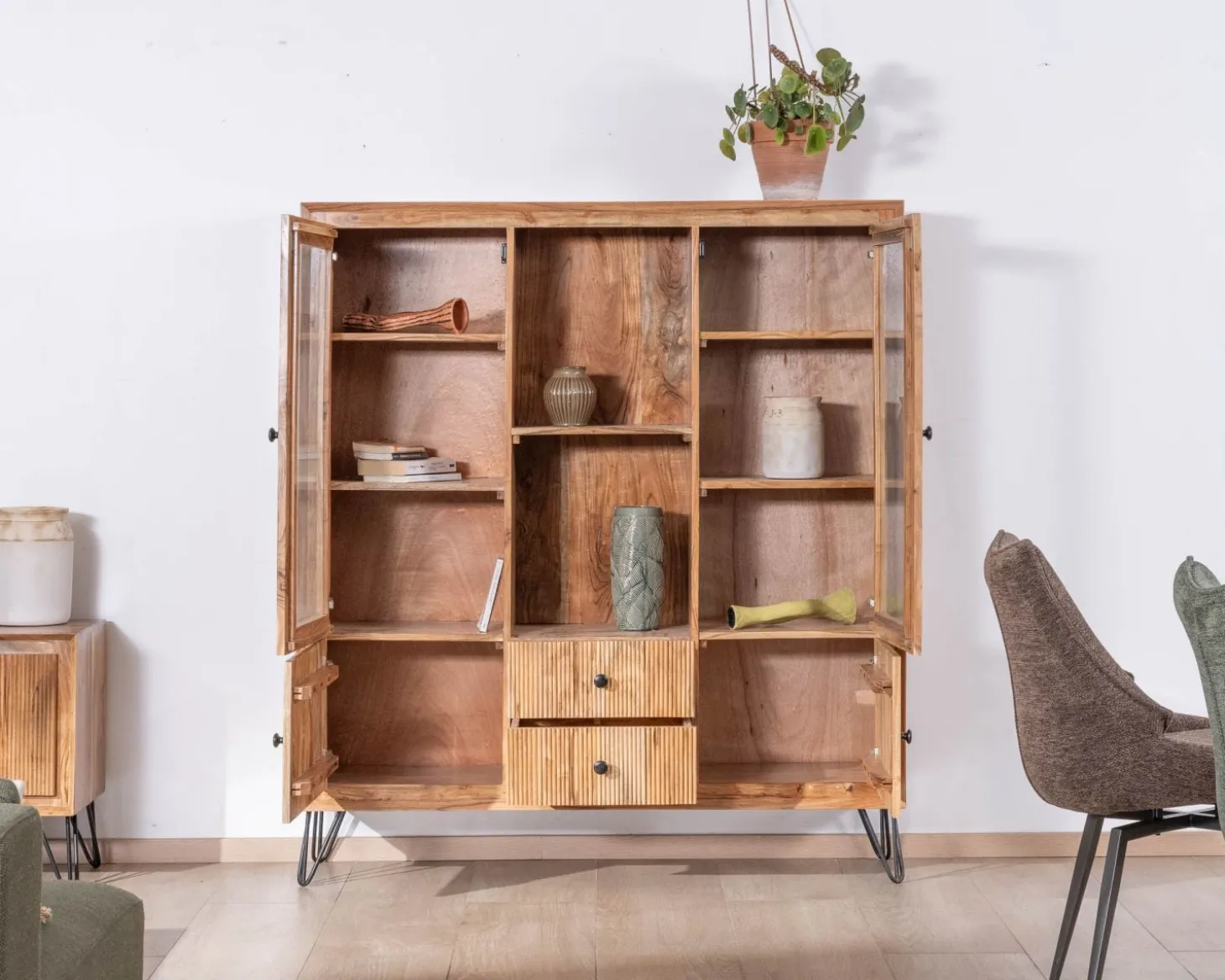 Vaisselier rétro en acacia et pieds métal "Wendy" avec façades gaufrées et portes vitrées