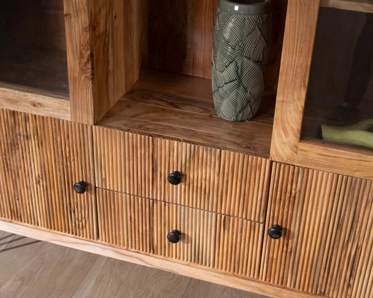 Vaisselier rétro en acacia et pieds métal "Wendy" avec façades gaufrées et portes vitrées